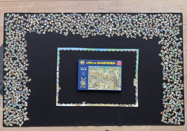 Jan van Haasteren ‘De Middeleeuwen’ 1000 stukjes stukjes op puzzelmat