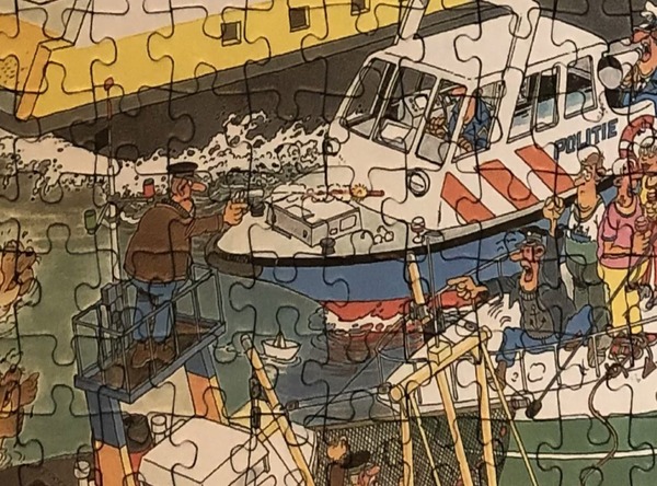 all-at-sea-jan-van-haasteren-puzzel-1000-stukjes-vissers-schieten-op-elkaar