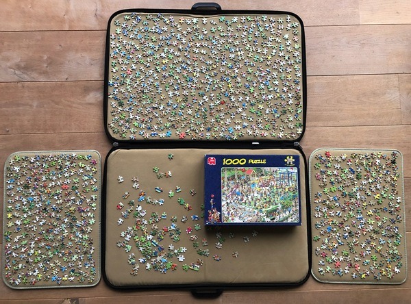 Jumbo-Portapuzzle-Deluxe-Puzzle Folder-1000-Pieces-Pieces-Laid-With-Box-Playground-Added