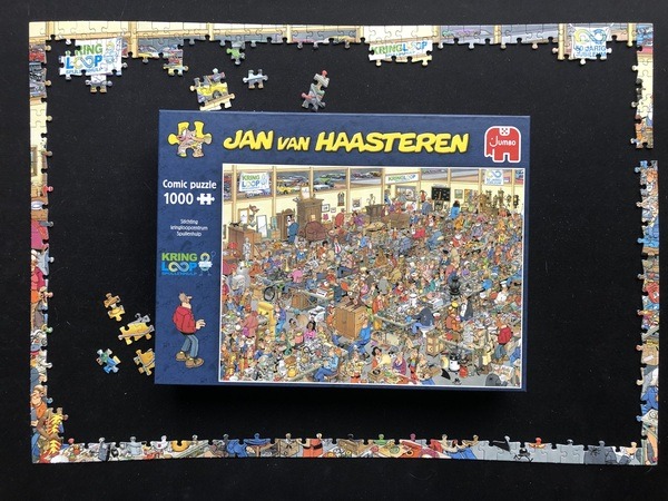 Jan van Haasteren ‘Stichting kringloopcentrum Spullenhulp’ randen gelegd en doos erbij