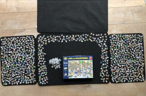 Jan van Haasteren Poiesz Supermarkten 100 Jaar stukjes op puzzelmat